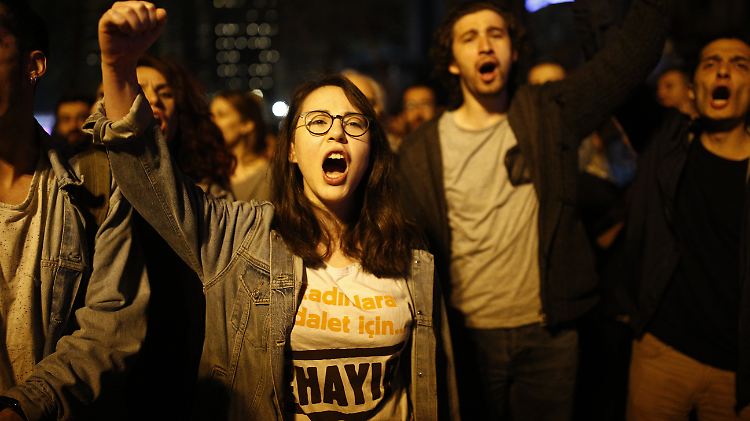 Bislang lassen die Behörden die Demonstranten trotz des Ausnahmezustands weitgehend gewähren.
