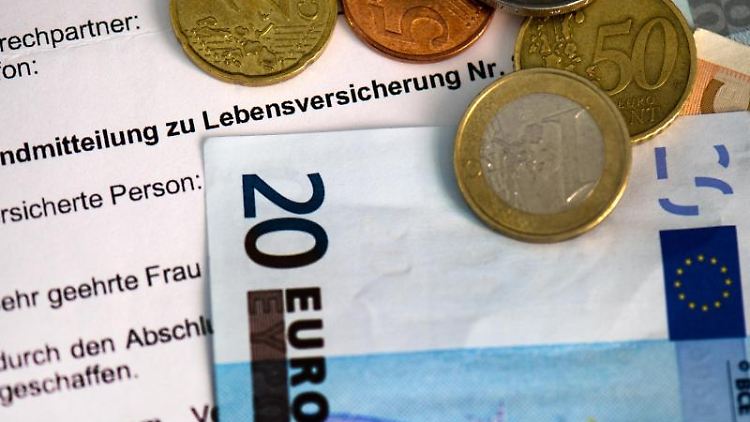 Wegen der Zinsflaute fällt es den Assekuranzen immer schwerer, die hohen Versprechen von einst an den Kapitalmärkten zu erwirtschaften. 