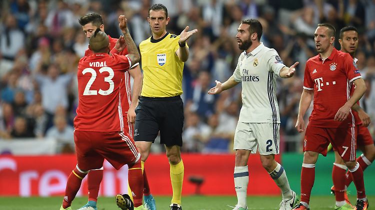 Empörung auf allen Seiten: Schiedsrichter Viktor Kassai konnte es beim Champions-League-Spiel zwischen Real Madrid und dem FC Bayern kaum jemandem recht machen.