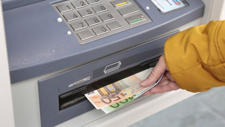 Banken sind nicht verpflichtet, auf Geldabhebe-Gebühren hinzuweisen.