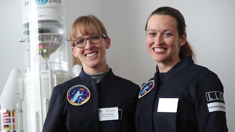 Insa Thiele-Eich (l.) und Nicola Baumann: Eine von beiden wird voraussichtlich 2020 ins All fliegen.