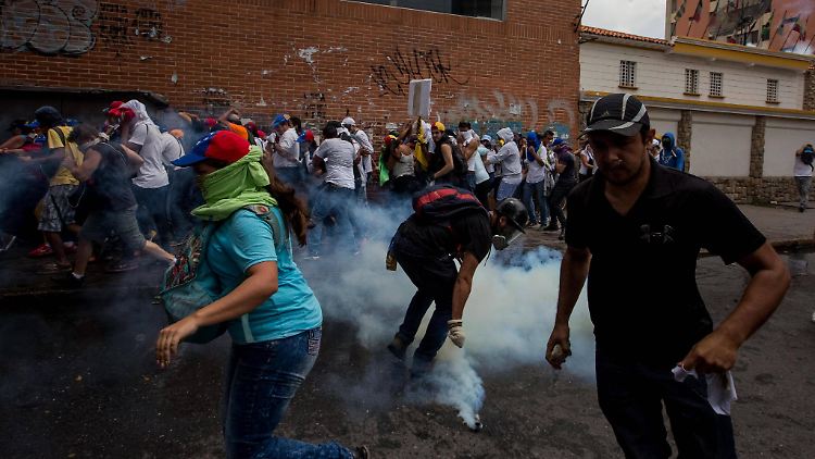 Die Polizei setzt auf Caracas Straßen Tränengas ein.