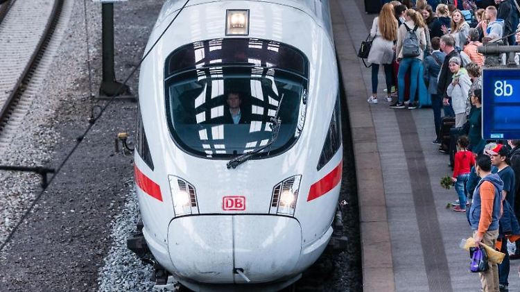 Bahn-Mitarbeiter erhalten 16 ICE-Fahrkarten pro Jahr geschenkt.