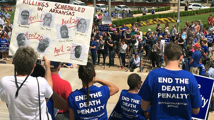 Im US-Bundestaat Arkansas protestieren Menschen gegen acht geplante Hinrichtungen binnen zehn Tagen.