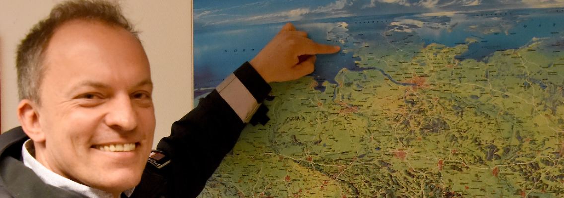 Auf Pellworm leben 1100 Menschen - künftig auch Inselpolizist Stephan.