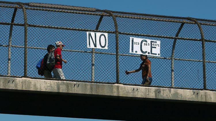 "No Immigrations and Customs Enforcement", heißt es an einer Fußgängerbrücke in Los Angeles.