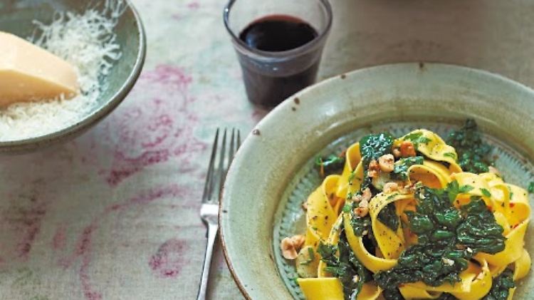 Papardelle mit Cavolo nero, Chili und Haselnüssen: Klingt kompliziert, ist aber simpel.