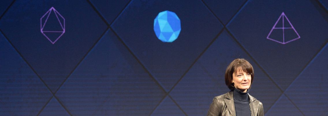 Regina Dugan stellt die Technologie vor.