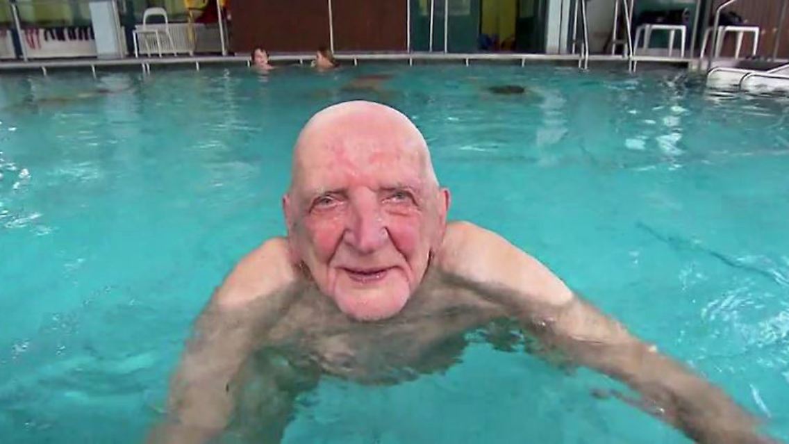Schwimmopa.JPG