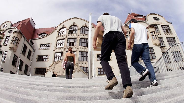 Am Gutenberg-Gymnasium lernen heute 650 Schüler, 15 der 55  Lehrer haben die Tragödie damals miterlebt. 