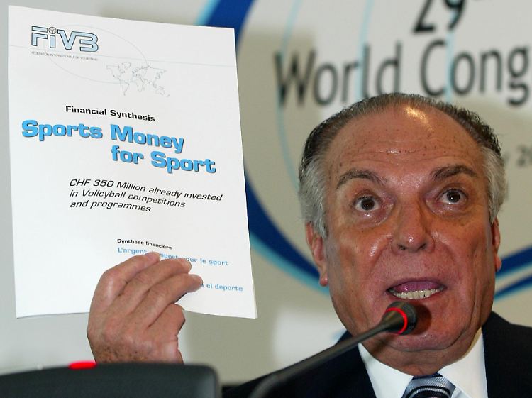 Ruben Acosta trat im Jahr 2004 aus dem Internationalen Olympischen Kommitee (IOC) zurück - zwei Tage, bevor die Ethikkommission einen Ausschluss wegen veruntreuter IOC-Gelder hätte vorlegen können. FIVB-Chef blieb er bis 2008.