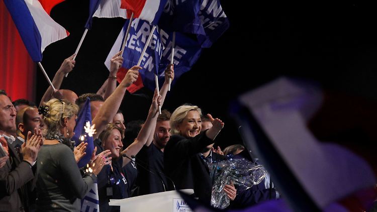 Marine Le Pen lässt sich in Marseille von ihren Anhängern feiern. 