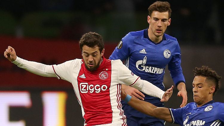 Dribbeln kann er: Amin Younes, hier im Hinspiel mit den Schalkern Leon Goretzka und Thilo Kehrer.