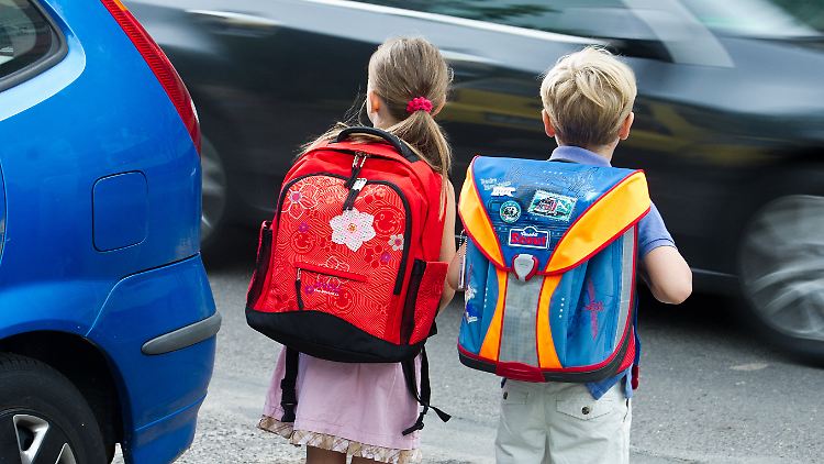 Kinder haben bis ins Teenageralter Schwierigkeiten, sich auf befahrenen Straßen zu orientieren.