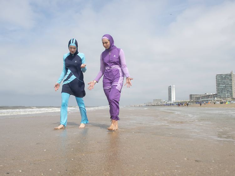 Ein Burkini ist eine zweiteilige Badebekleidung für Frauen, die fast den gesamten Körper bedeckt und nur Gesicht, Hände und Füße freilässt.