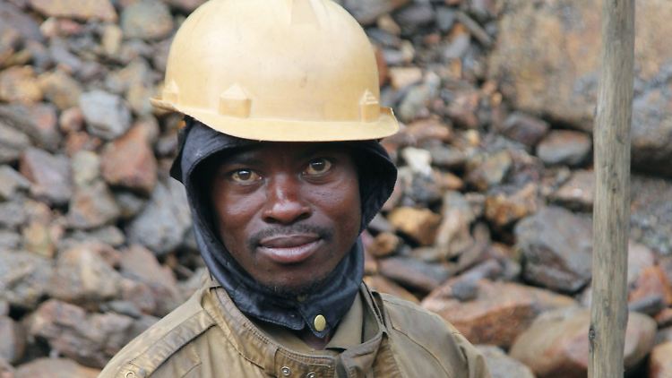 In der Zola-Zola-Mine wird nach wertvollen Mineralien, wie das Zinnerz Kassiterit oder Coltan, gesucht.