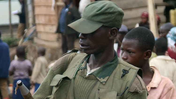 Ein Dorfpolizist patrouilliert in Nzibira mit einer Panzerfaust. Der Reichtum des Kongo lockt Milizen an, die die Bevölkerung terrorisieren und das Land ausbeuten.