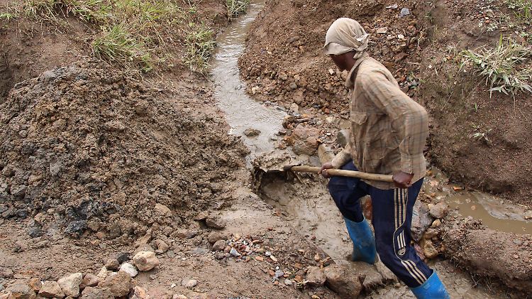 Ein junger Arbeitet sucht in einer Mine in der ostkongolesischen Provinz nach Rückständen des wertvollen Zinnerzes Kassiterit,