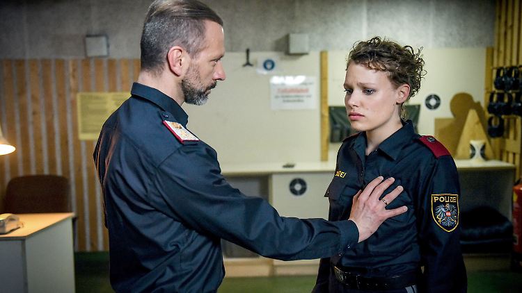 Ausbilder und Polizeianwärterin - das sieht nicht gut aus.