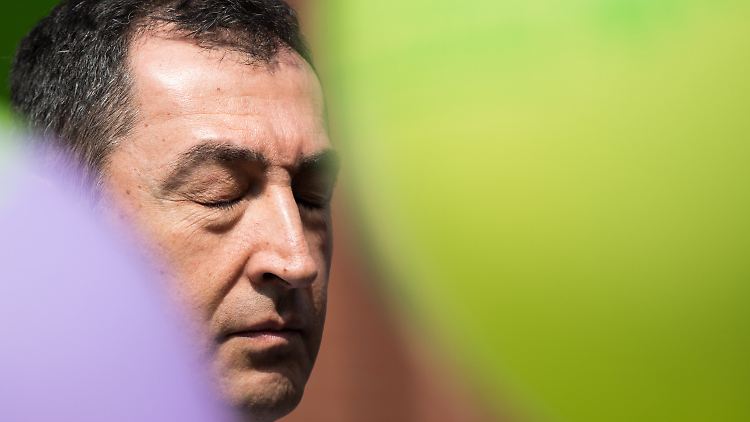 Cem Özdemir am Hauptbahnhof von Münster.