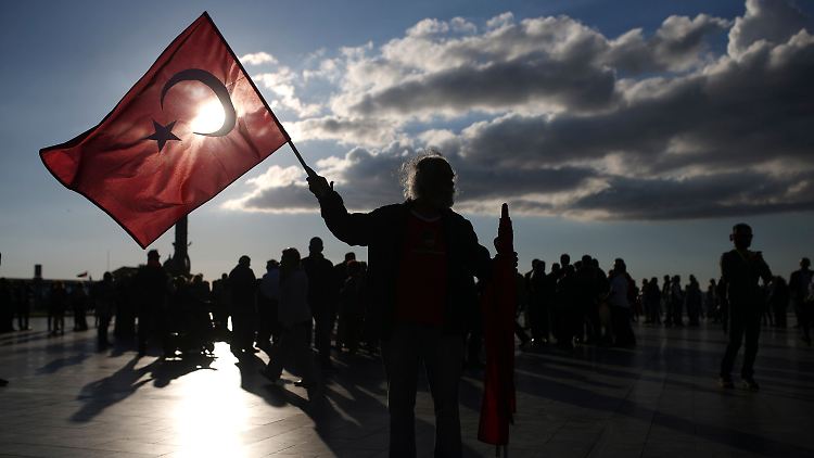 In Istanbul und anderen türkischen Städten gibt es weiter vehemente Proteste gegen das abgehaltene Referendum.