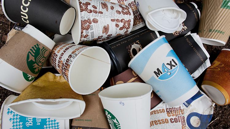 Inzwischen gibt es in vielen Städten Initiativen, die mit Pfandsystemen und Mehrwegbechern die Müllflut begrenzen wollen.