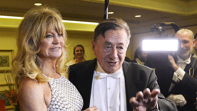 Lugner beim letzten Opernball mit seiner bezahlten Begleitung Goldie Hawn (71, links).