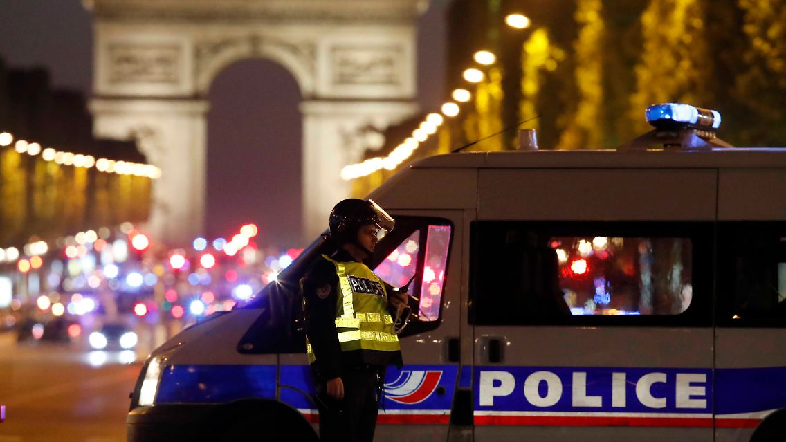 Polizeiaufgebot am Wahrzeichen der französischen Hauptstadt - im Hintergrund ist der Arc de Triomphe zu sehen.