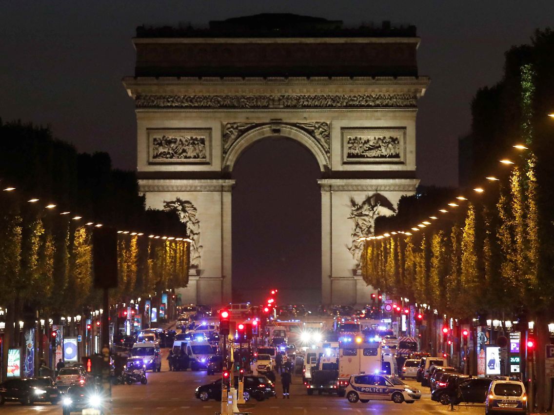 Zurzeit sind massenhaft Polizisten auf den Champs Elysées präsent.