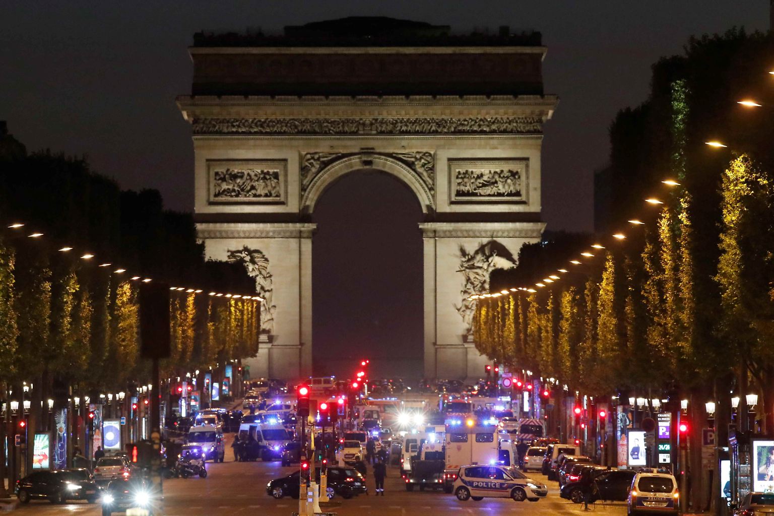 Ein großes Polizeiaufgebot sichert nach einer Schießerei die Champs-Élysées.