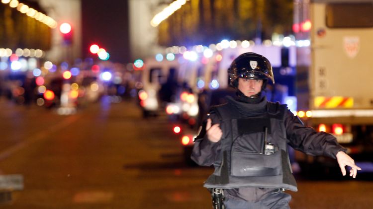 Die französische Polizei hat ein Großaufgebot rund um die Champs-Élysées aufgefahren.