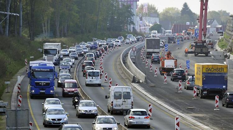 Autobahnbaustellen zur Ferienzeit sind für Urlauber ein Riesen-Ärgernis.