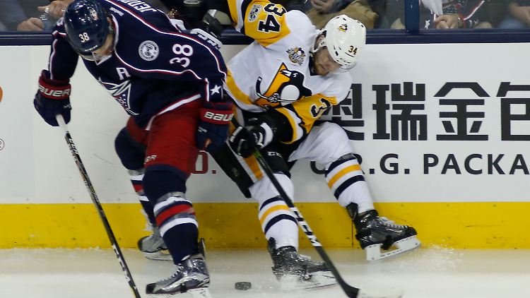 Tom Kühnhackl (r.) entscheidet die Serie gegen die Columbus Blue Jackets für sich.