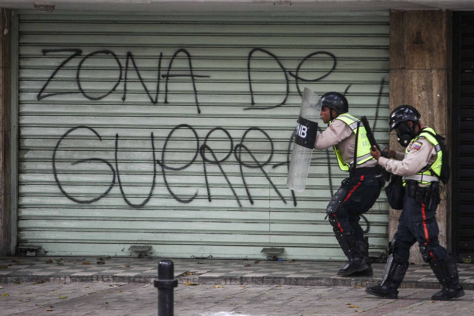 "Kriegsgebiet", steht auf diesem heruntergelassenen Rolltor in Caracas.