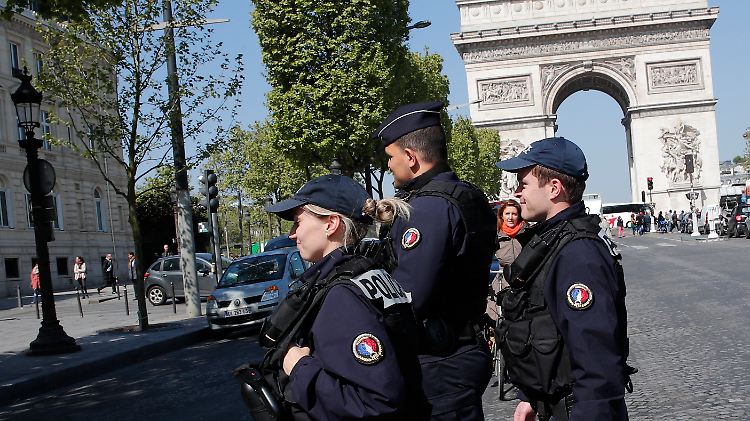 Sicherheitskräfte auf dem Champs-Élysée am Tag danach.