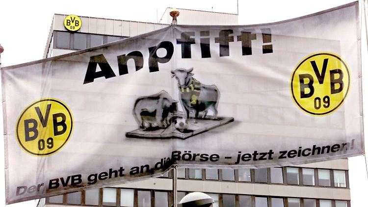 Mit dem Slogan "Anpfiff! - Der BVB geht an die Börse - jetzt zeichnen!" munterte ein Transparent die Fans des westfälischen Fußballvereins Borussia Dortmund am 24.10.2000 in Dortund auf, Aktien zu zeichnen.
