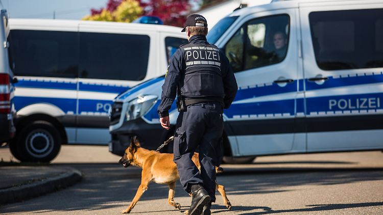 Polizisten durchsuchen auch die Wohnung des Tatverdächtigen Sergej W.