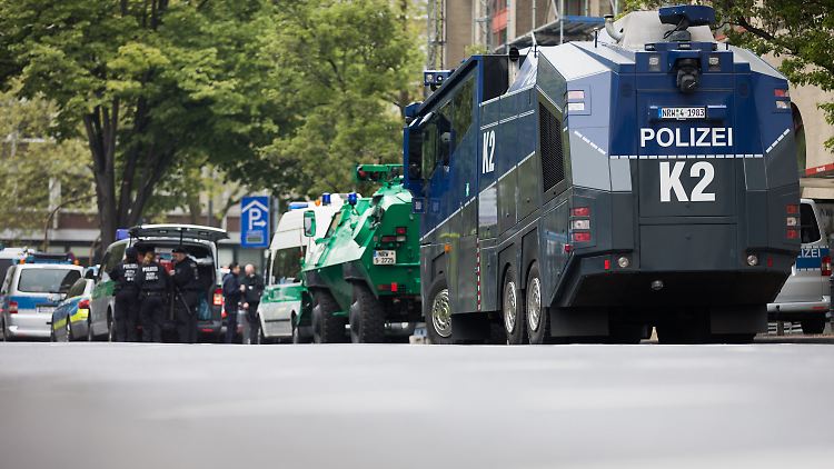 Die Polizei stellt sich auf Ausschreitungen um das Kölner Maritim-Hotel ein.