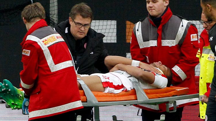 Schwere Verletzung im Spiel gegen St. Pauli: Fortuna-Profi Akpoguma.