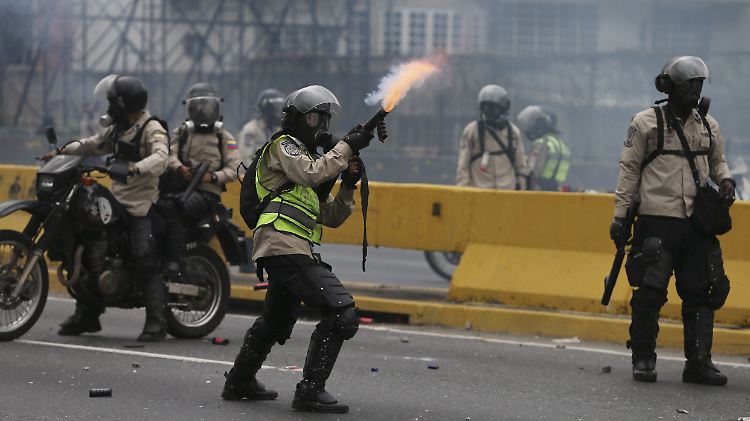 Polizisten feuern in Caracas Tränengas auf Demonstranten.