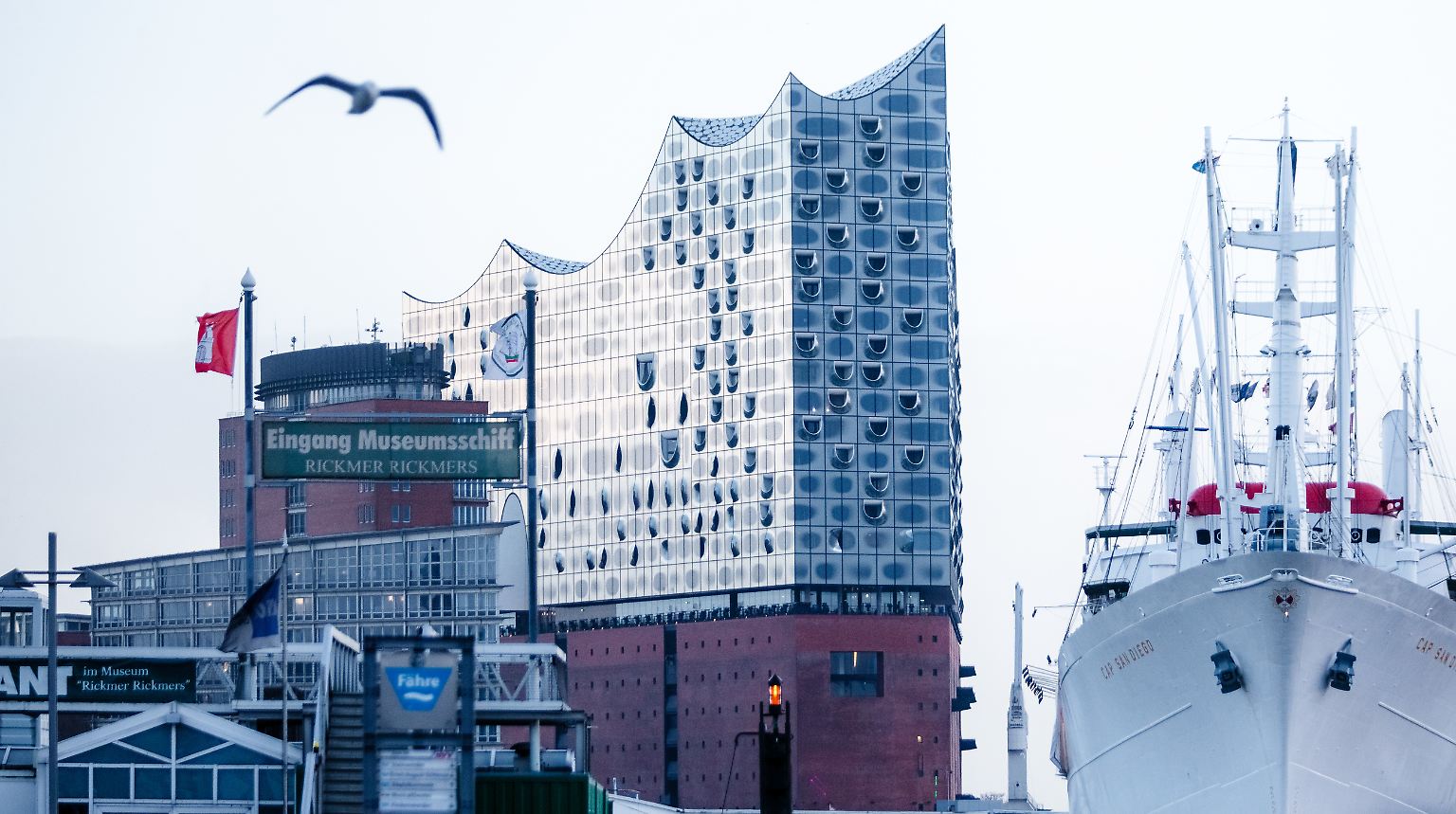 Der Jubel für die Hamburger Elbphilharmonie ist noch nicht verklungen, da wird etwa 400 Kilometer Luftlinie entfernt ...