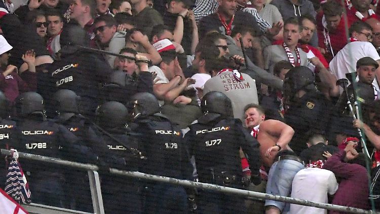 Entsetzliche Szenen spielen sich im Bayern-Block ab.