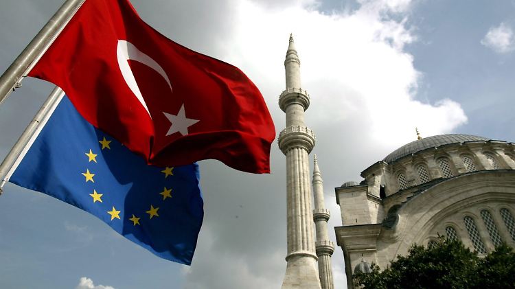 Die Mehrheit der EU-Abgeordneten spricht sich gegen einen Abbruch der Beitrittgespräche aus.