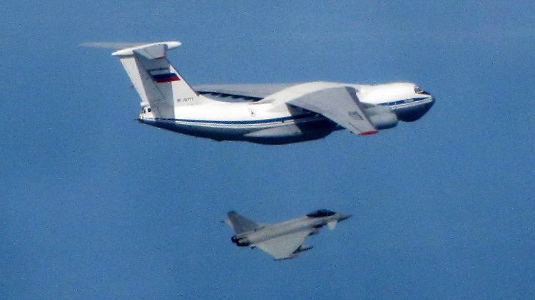 Routinebegegnung im Baltikum: Eine britische Thyphoon nähert sich einem russischen Miltärtransportflugzeug.