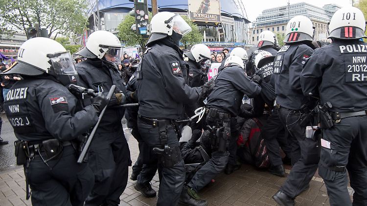 Polizisten gehen gegen Demonstranten vor.