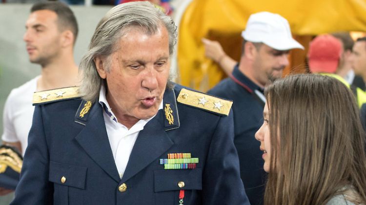 Die Internationale Tennis Federation nimmt sich den Entgleisungen von Nastase (l.) an.