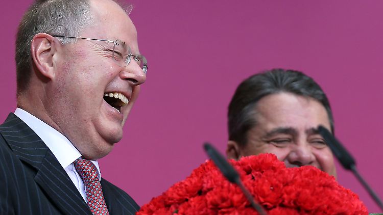 Versteht offensichtlich Spaß: Ex-SPD-Minister Peer Steinbrück (links).
