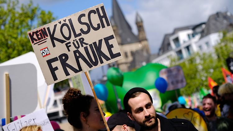 Während bei der AfD gestritten wurde, protestierten Tausende gegen die Rechtspopulisten.