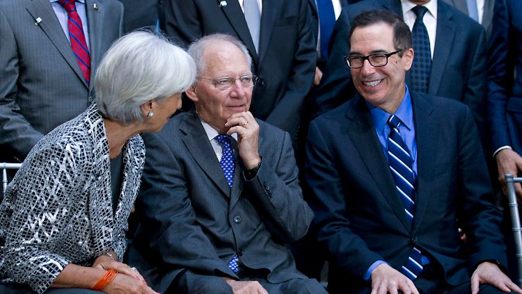 Nicht nur US-Finanzminister Mnuchin (r.) hatte in den letzten Wochen den deutschen Exportüberschuss kritisiert, sondern auch IWF-Chefin Lagarde.