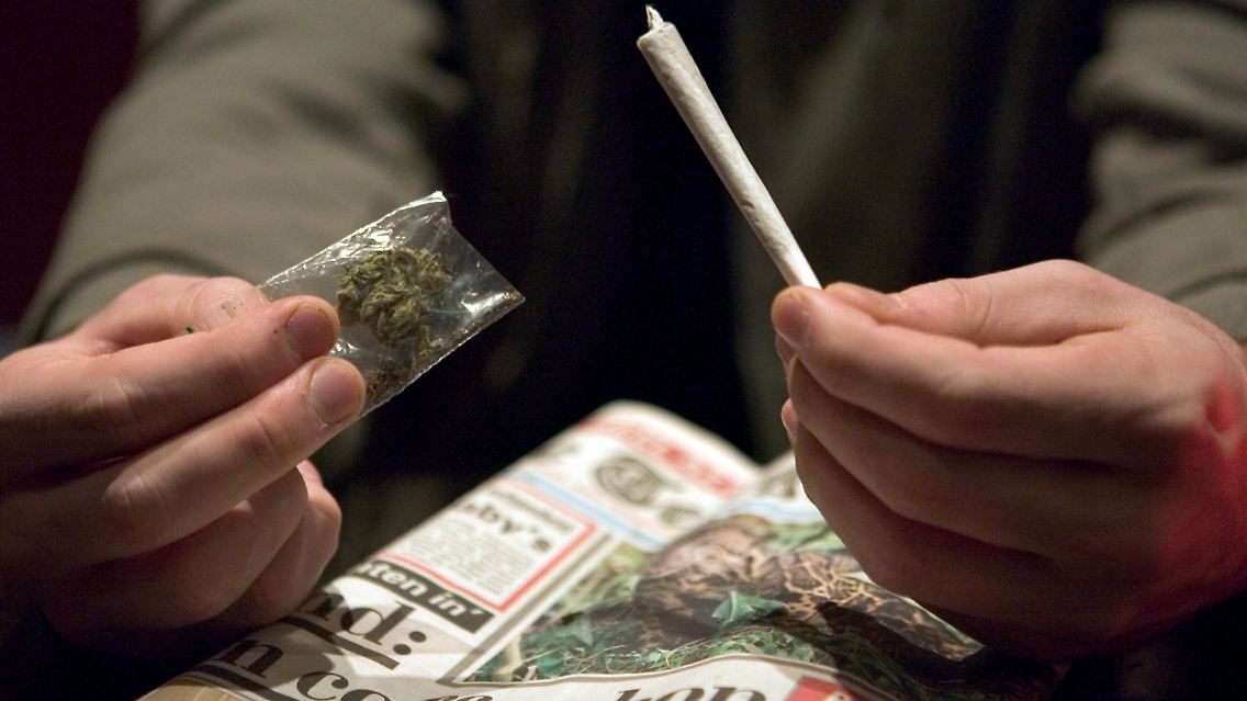 Tüte mit Marihuana und Joint im Coffeeshop "Moby Dick" im niederländischen Hengelo